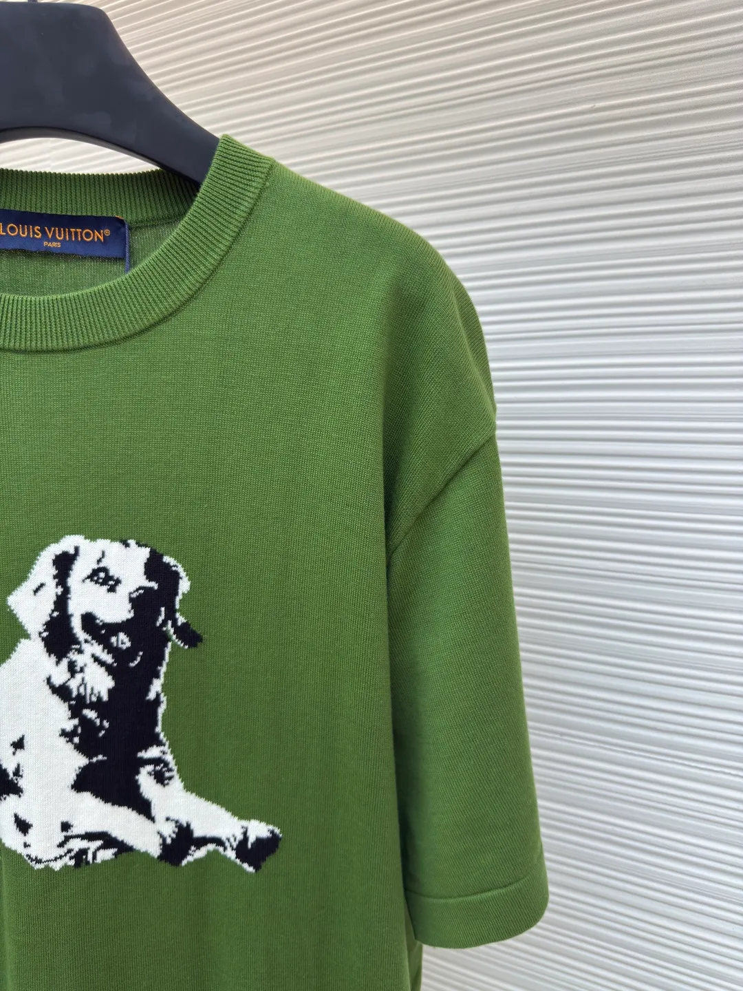 LOUIS VUITTON Golden Retriever Puppy Woolen Short Sleeves ●Authentic product: purchased and developed by 8706 ●Item number: 1680011-A65 ●Fabric: high-quality pure cotton ●Technology: Woolen ●Version: Fitted version ●Size: XS-S-M-L ●Description: It is made of high-quality pure cotton 14S fine knitted fabrics and wool hanging machines imported from Germany. The knitting threads are color-matched to the original garments, environmentally friendly fixed dyeing, and customized cotton yarns are introduced. The jacquard fabrics require fine yarn counts and extremely high requirements for raw cotton. The inlaid logo pattern on the chest and back is a pattern drawn by computer scanning. The pattern is exquisite and delicate. The jacquard is made of imported high-quality cotton yarn fabric with warp and weft interlaced to form a jacquard pattern structure. It is not only beautiful and elegant, but also has a certain artistic value. The overall wiring is straight and delicate. The fabric is comfortable and soft. The color is consistent and there is no color difference. The overall wiring is straight and delicate. It can be matched with the same style to create a fashionable look and control various occasions. Customized accessories, complete with three standards, same style for men and women!